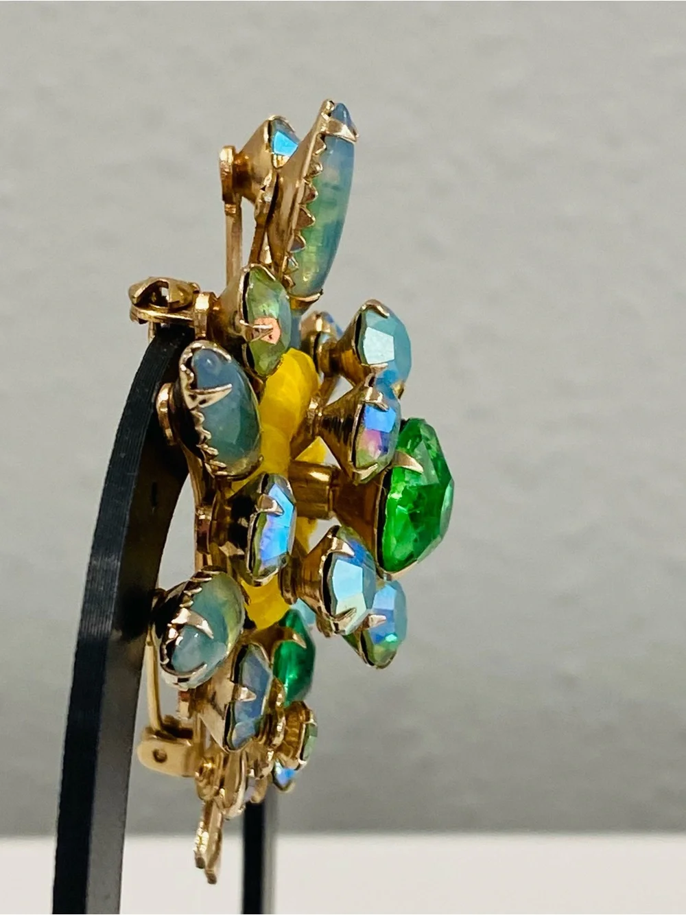 Vintage Green Aurora Borealis Rhinestones Brooch Yellow Plastic Flower Rivets
